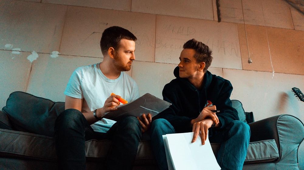 Jonas und Finn sitzen auf einem Sofa